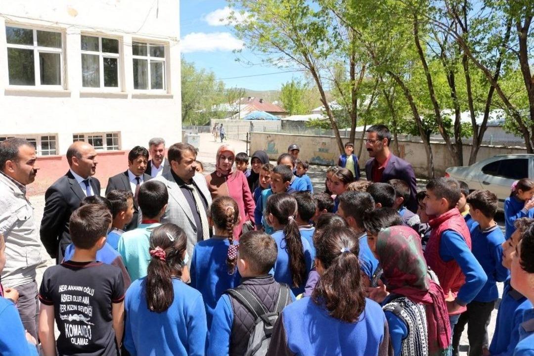 Ağrı Milli Eğitim M&uuml;d&uuml;r&uuml; Turan, İl&ccedil;elerde İncelemelerde Bulundu