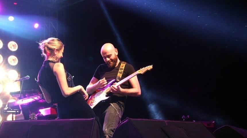 Mutlular, G&uuml;liz Ayla Ve Mabel Matiz İle Coştu