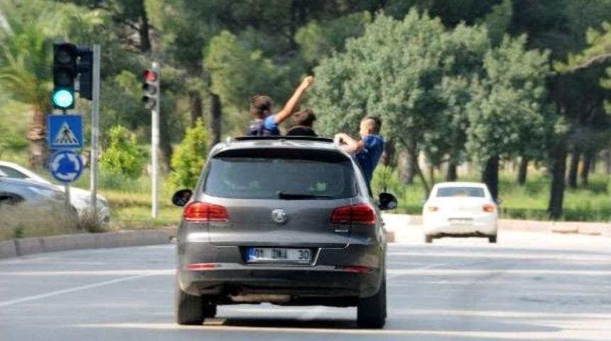 Gen&ccedil;lerin Otomobilde Tehlikeli Dansı