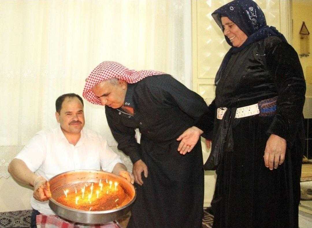 (&ouml;zel Haber) Yaş Pasta Yerine &Ccedil;iğk&ouml;ftenin &Uuml;zerindeki Mumları &Uuml;fleyip Doğum G&uuml;n&uuml;n&uuml; Kutladı