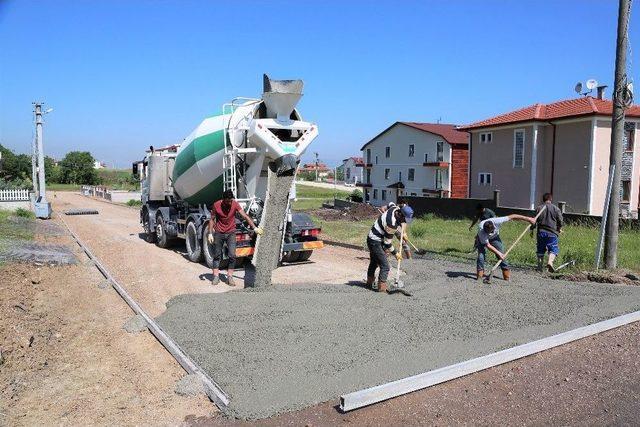 Başiskele’de 3 Sokağın Yolu Betonla Kaplandı