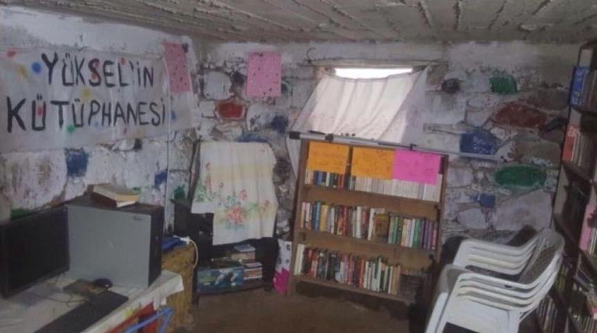 Ahırı Kütüphaneye Çevirdi