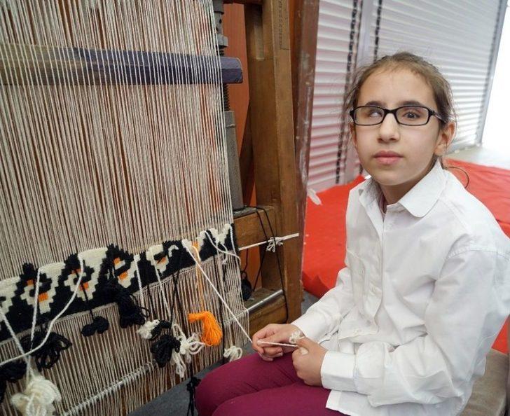 (özel Haber) Görme Engelli Genç Kız, Hissederek Kilim Dokuyor