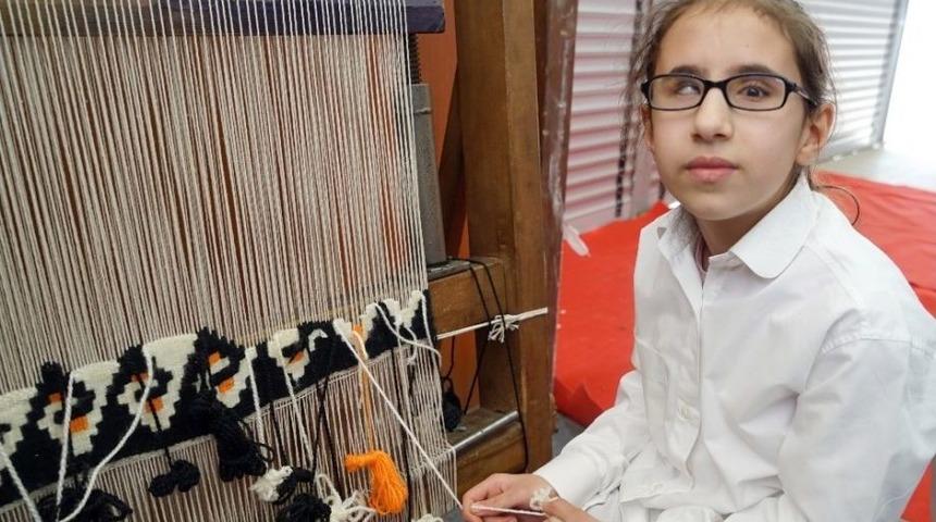 (özel Haber) Görme Engelli Genç Kız, Hissederek Kilim Dokuyor