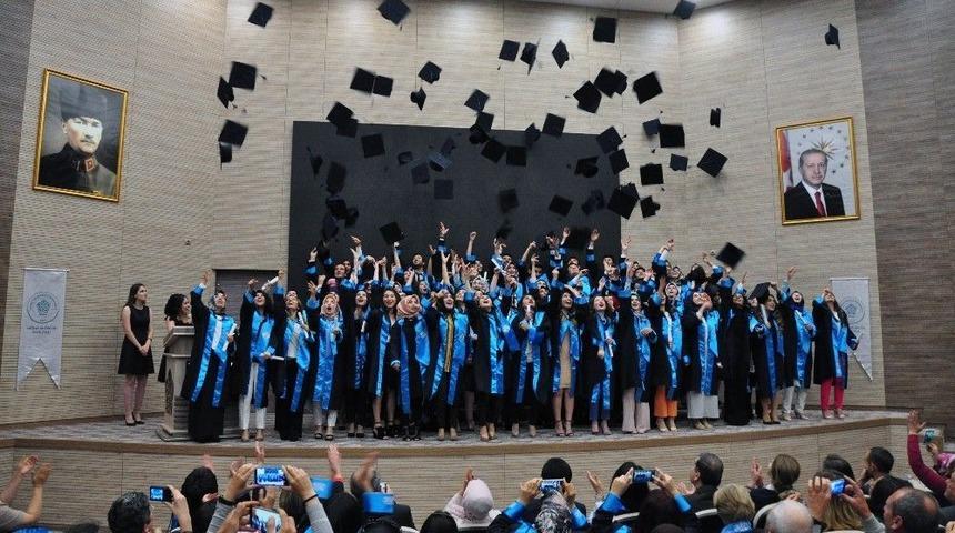 Ne&uuml; Sağlık Bilimleri Fak&uuml;ltesi İlk Mezunlarını T&ouml;renle Uğurladı