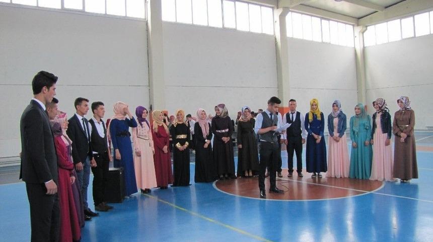 Mezun Olan Lise &Ouml;ğrencileri &Ouml;ğretmenlerinden Helallik İstedi