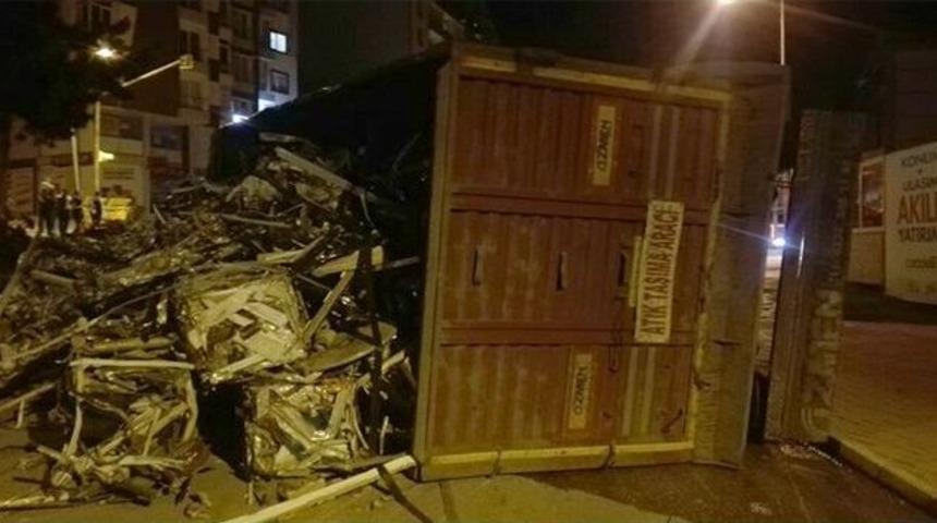 Hurda Al&uuml;minyum Y&uuml;kl&uuml; Tır Devrildi; 1 Yaralı