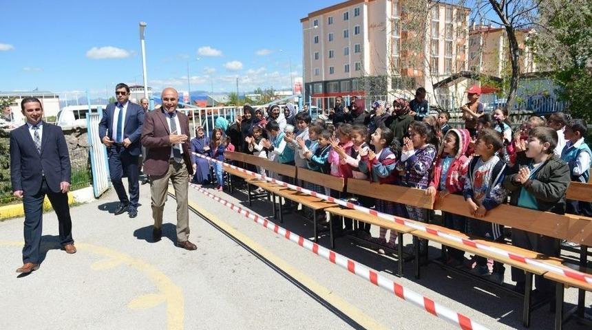 Başkan Korkut, &Ouml;ğrencilere Kitap Hediye Etti