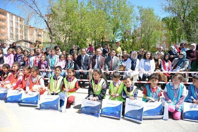 Başkan Korkut, Öğrencilere Kitap Hediye Etti