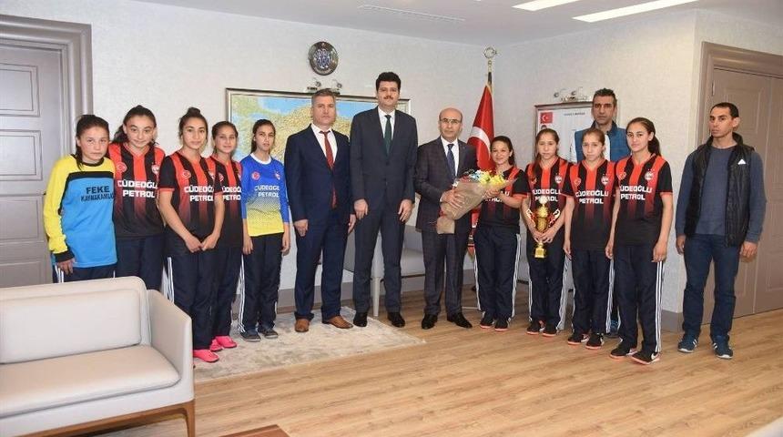 Türkiye Şampiyonu Kız Öğrenciler, Sevinçlerini Vali Demirtaş İle Paylaştı