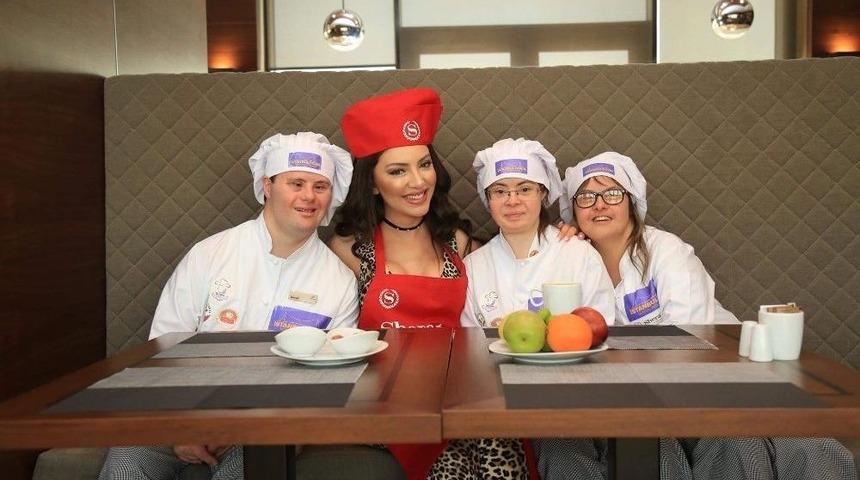 Down Sendromlu Şefler, 2018 Avrupa Yüzü Olarak Manken Tuğçe Aral’ı Seçti