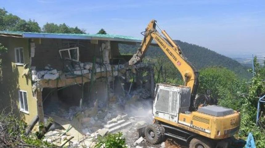 Uludağ&rsquo;Da Ka&ccedil;ak Inşa Edilen Villa Yıkıldı