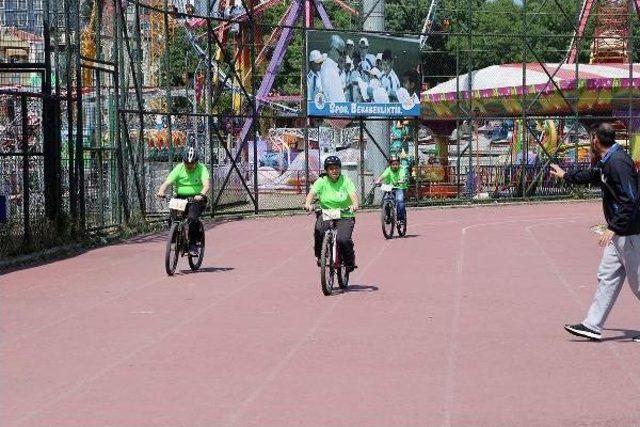 Bisikletle Terapi Alan  Engelliler, Şampiyonluk Için Pedal Çevirdi