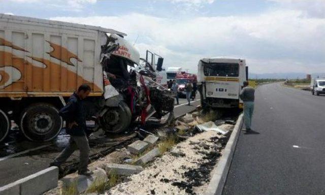 Malatya'da Belediye Otobüsüne Kamyon Çarptı: Yaralılar Var (1)