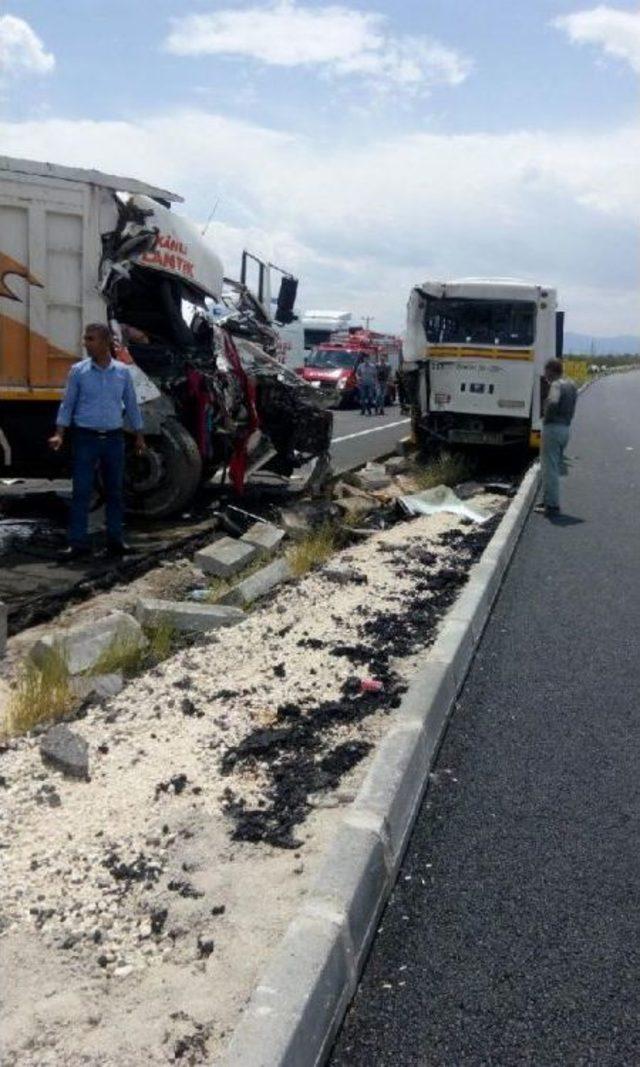 Malatya'da Belediye Otobüsüne Kamyon Çarptı: Yaralılar Var (1)