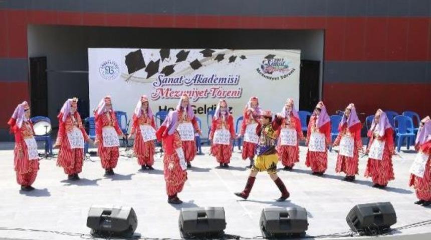 Arnavutk&ouml;y Belediyesi Sanat Akademisi Kursiyerleri H&uuml;nerlerini Sergiledi