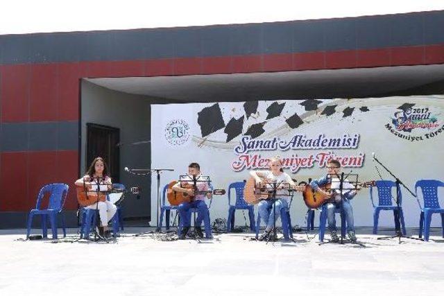 Arnavutköy Belediyesi Sanat Akademisi Kursiyerleri Hünerlerini Sergiledi