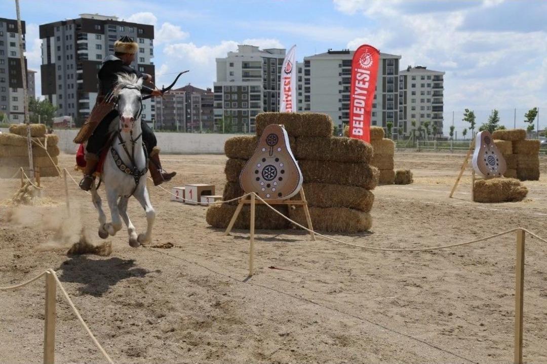 Uşak&rsquo;ta Atlı Ok&ccedil;uluk Yarışları Nefes Kesti
