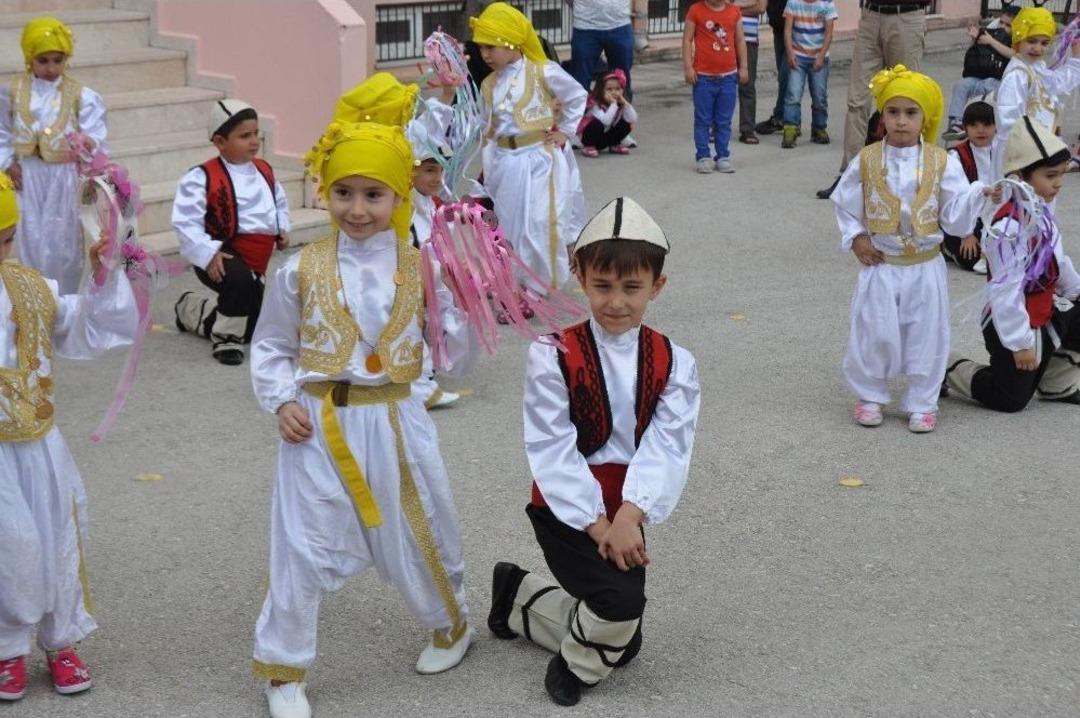 Minik &Ouml;ğrencilerden Halk Oyunları G&ouml;sterisi