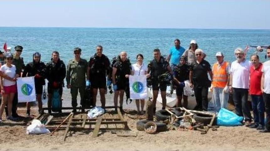 Antalya'da Sahilde Ve Denizde Temizlik Operasyonu