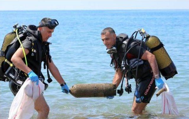 Antalya'da Sahilde Ve Denizde Temizlik Operasyonu