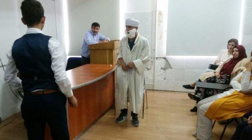 Emet &Ccedil;pl&rsquo;de İngilizce Tiyatro