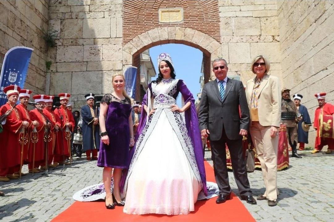 62 Bin İncili Nil&uuml;fer Hatun Kaftanı G&ouml;z Kamaştırıyor