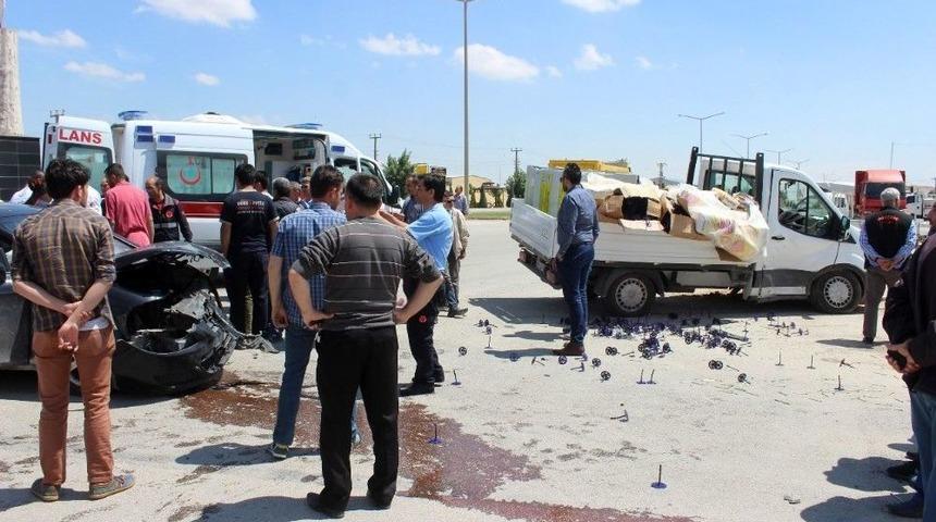 Karaman&rsquo;da Kamyonet İle Otomobil &Ccedil;arpıştı: 3 Yaralı