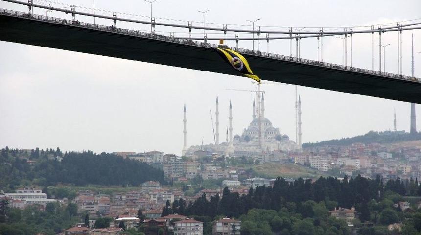 15 Temmuz Şehitler K&ouml;pr&uuml;s&uuml;&rsquo;ne Fenerbah&ccedil;e Bayrağı Asıldı