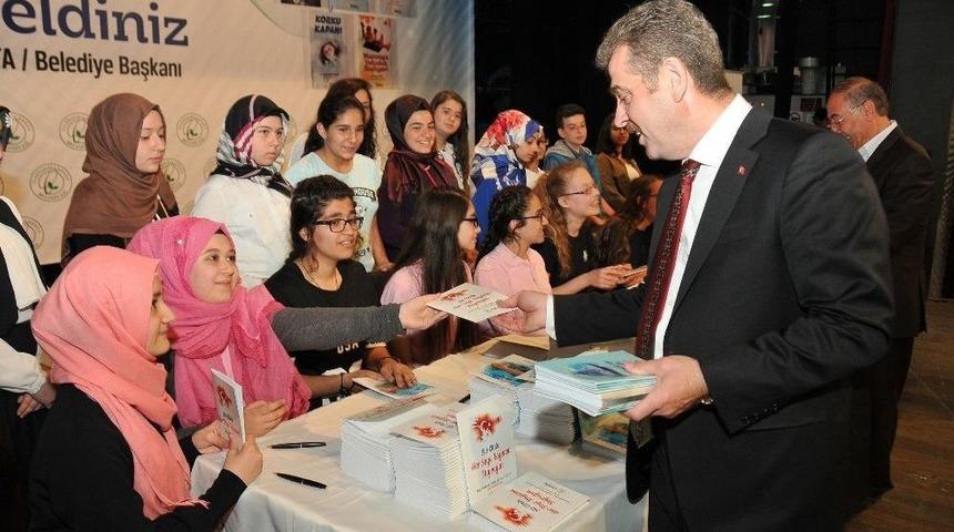 Gaziosmanpaşalı Gen&ccedil; Yazarlar, İmza T&ouml;reninde Eserlerini İmzaladı