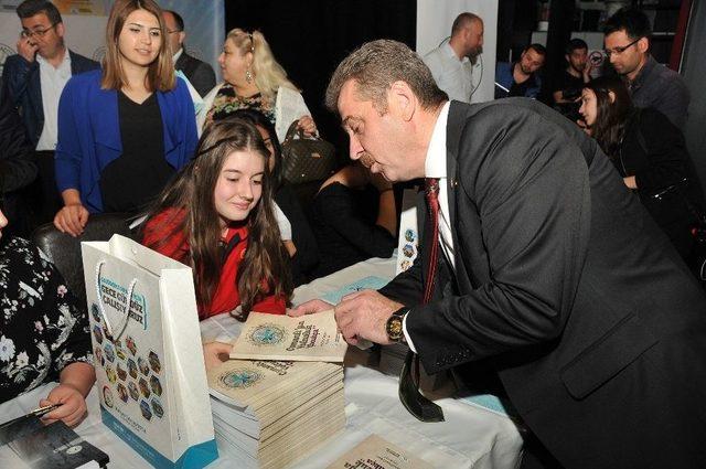 Gaziosmanpaşalı Genç Yazarlar, İmza Töreninde Eserlerini İmzaladı