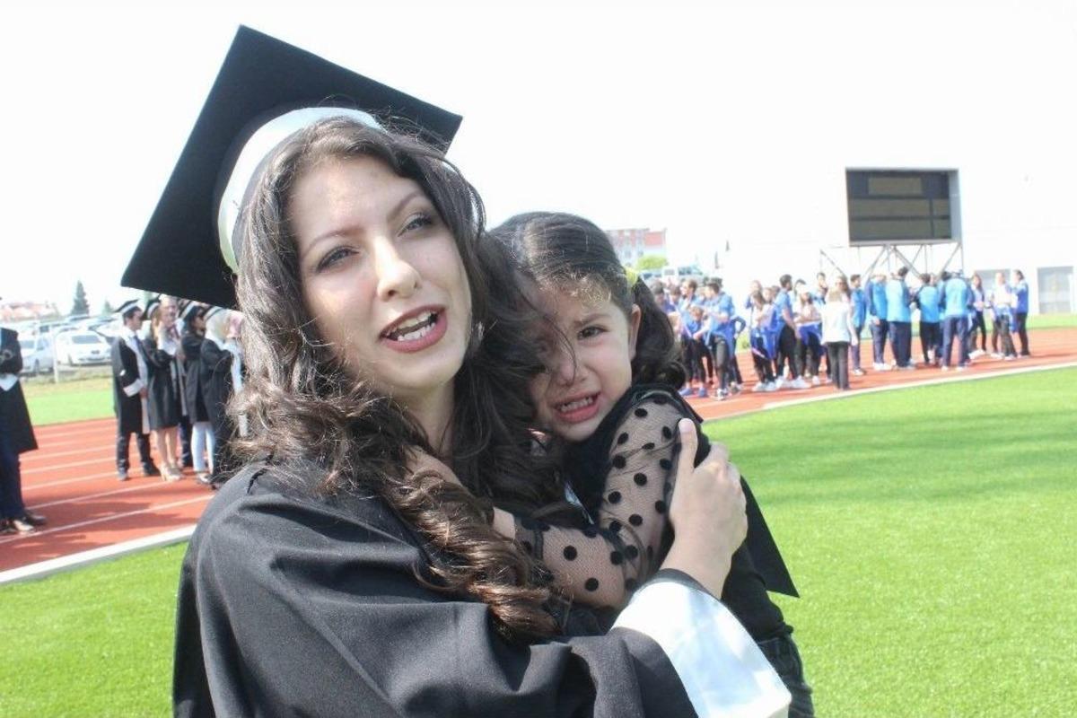 Mezuniyet Coşkusunu K&uuml;&ccedil;&uuml;k Kızıyla Birlikte Yaşadı