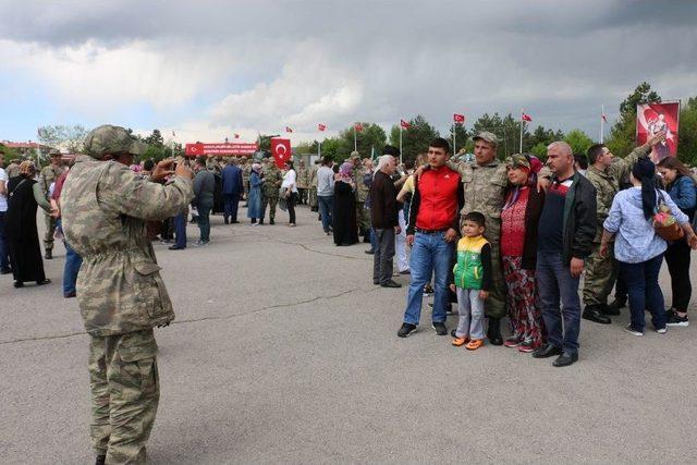 Sivas’ta Acemi Erlerin Duygusal Yemin Töreni