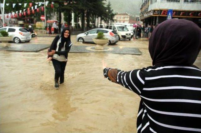 Tokat'ta Sağanak Yağmur Sele Neden Oldu