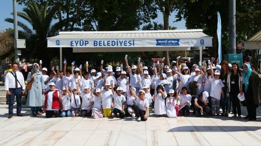 Ey&uuml;p Sultan&rsquo;da Simurglu Minikler S&uuml;t Dağıttı