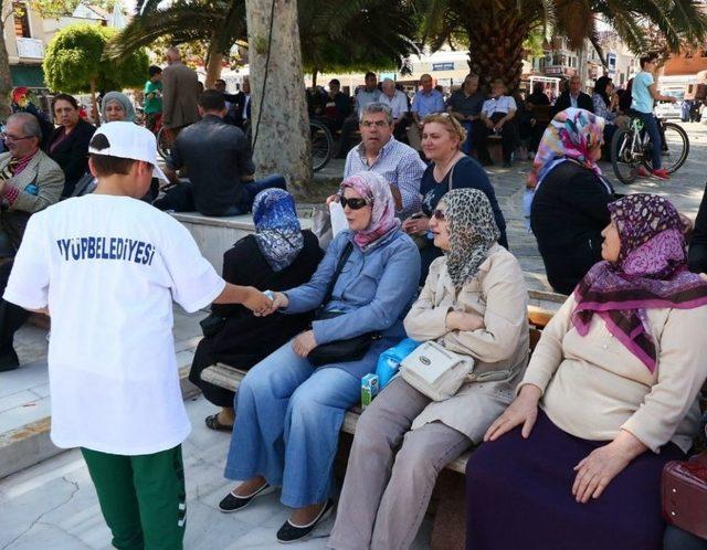 Eyüp Sultan’da Simurglu Minikler Süt Dağıttı