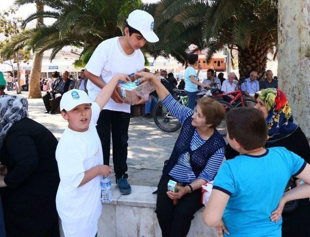 Eyüp Sultan’da Simurglu Minikler Süt Dağıttı