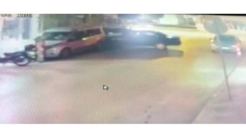 Drift Yapmak İsteyen Otomobil 2 Araca &Ccedil;arptı