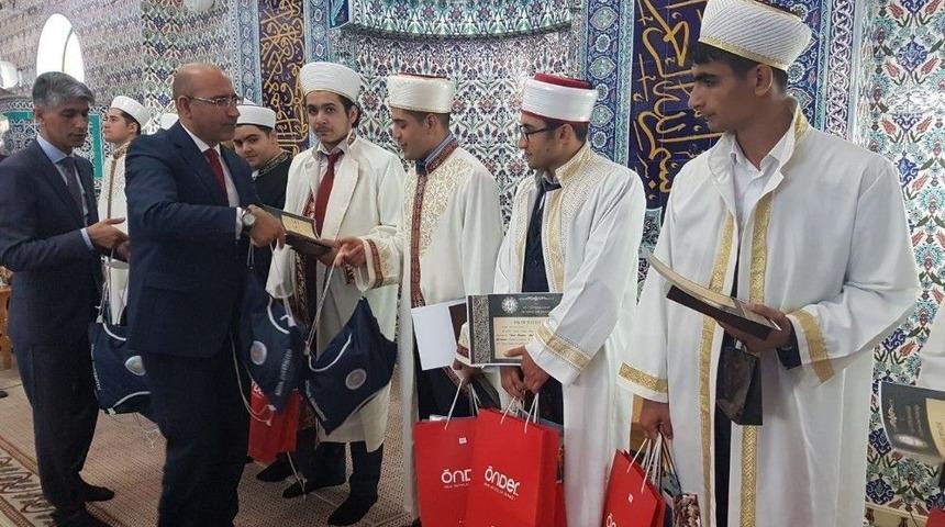 Gen&ccedil; Hatipler Minberde G&uuml;zel Hutbe Okuma Yarışması Finali Yapıldı