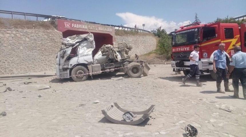 Beton Mikseri K&ouml;pr&uuml;l&uuml; Kavşaktan D&uuml;şt&uuml;: 1 Yaralı