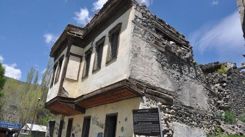 Ahmet Tevfik Paşa Konağı Yıkılmamak İ&ccedil;in Direniyor