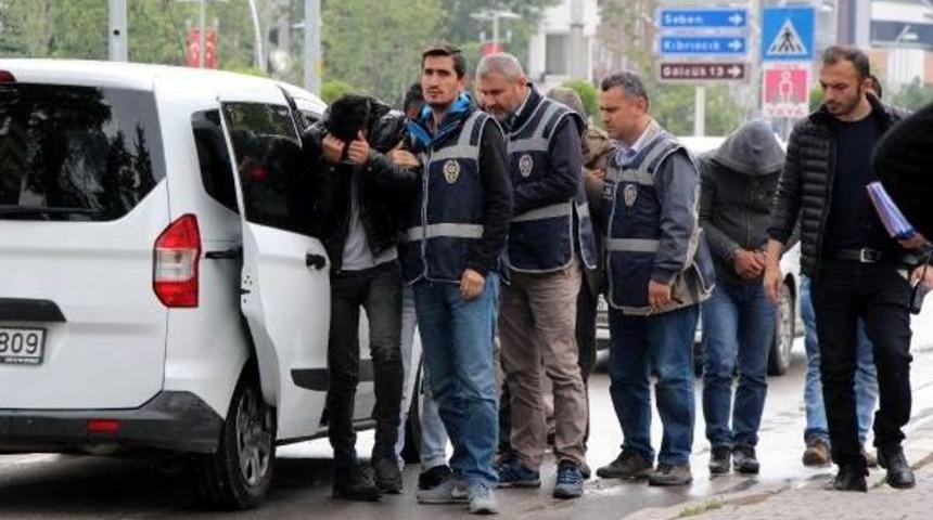 &Ccedil;aldıkları Otomobilleri Par&ccedil;alarken Yakalandılar