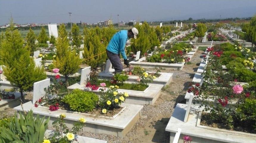 Mezarlıklar Bayrama Hazırlanıyor