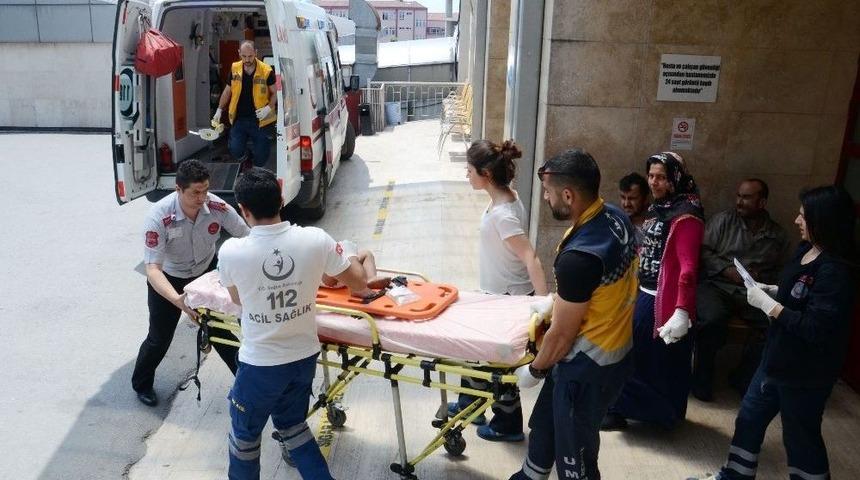 Anne Ve 2 Yaşındaki Oğluna Otomobil &Ccedil;arptı