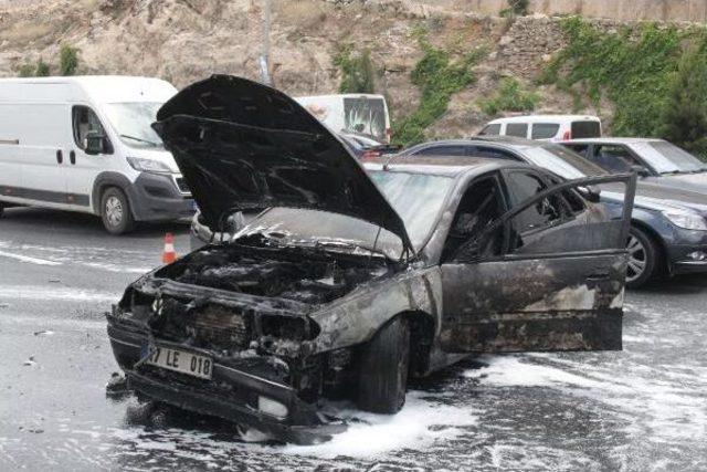 Şanlıurfa'da Otomobil Alev Alev Yandı