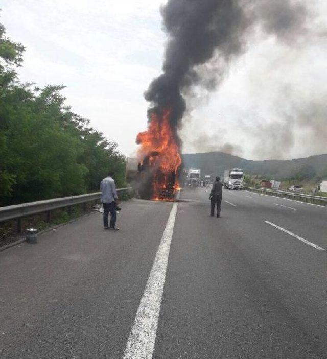 Bariyerlere Çarpan Tır Alev Alev Yandı