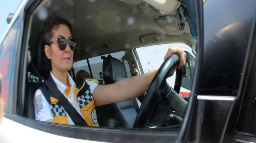 Kadın Ambulans Şof&ouml;rleri Erkeklere Taş &Ccedil;ıkartıyor