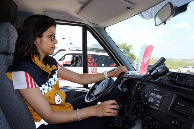 Kadın Ambulans Şoförleri Erkeklere Taş Çıkartıyor