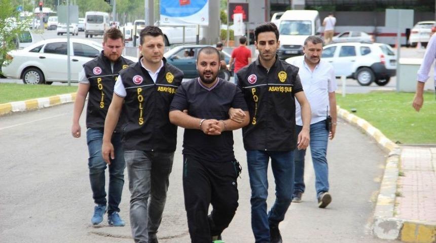 Diyarbakır&rsquo;da Yolda Y&uuml;r&uuml;yen &Ccedil;ifte Saldıran Şahıs Adliyeye Sevk Edildi