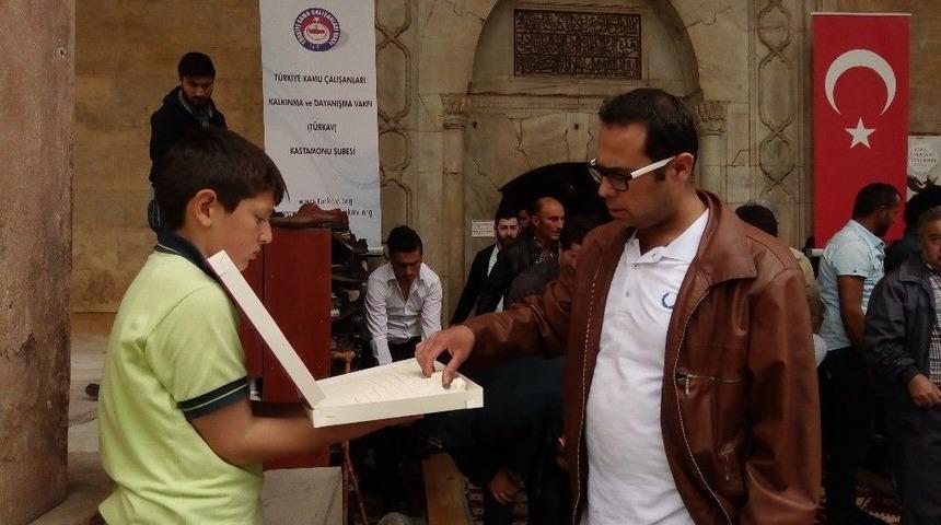 T&uuml;rkav&rsquo;da Cuma Namazı Sonrası Fetih Tatlısı İkramı